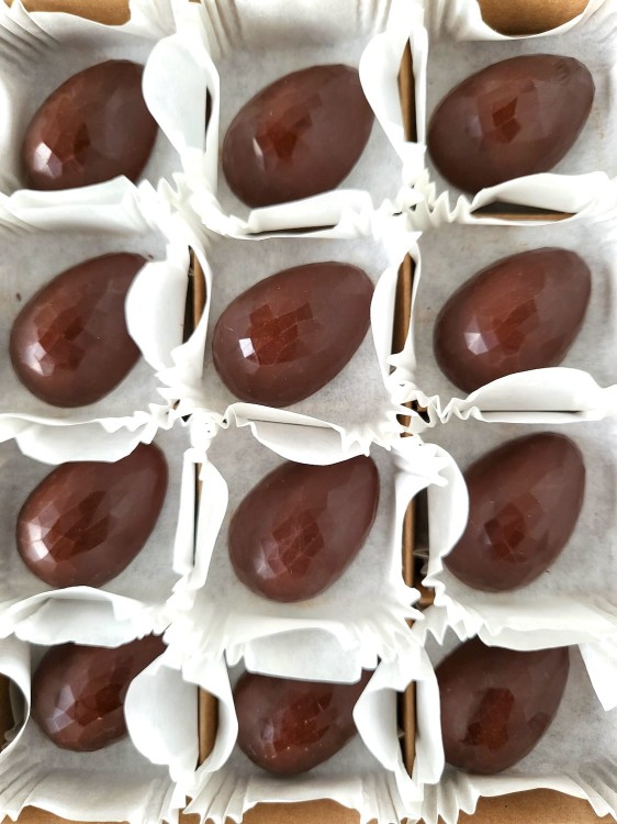 Mleczne pół-pisanki z misiowego lasu -  jajeczka czekoladki mleczne (24x5,5g)